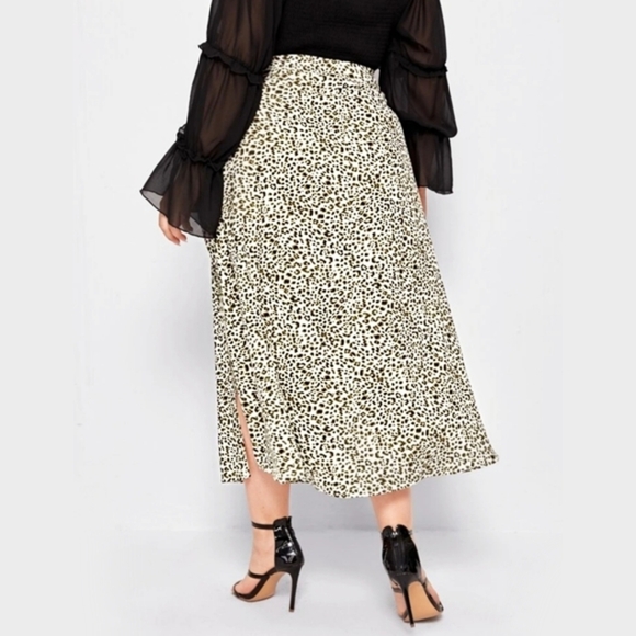 Plus Sized Leopard Print Silky Maxi Skirt w/ Split Side & Zipper Closure | 4XL - Picture 5 of 6